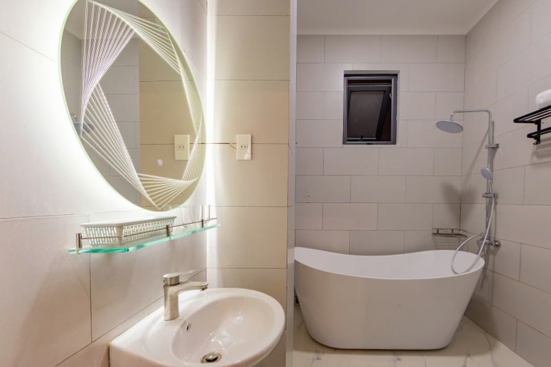 Villa hiện đại với bồn tắm săn mây hiện đại tiện nghi