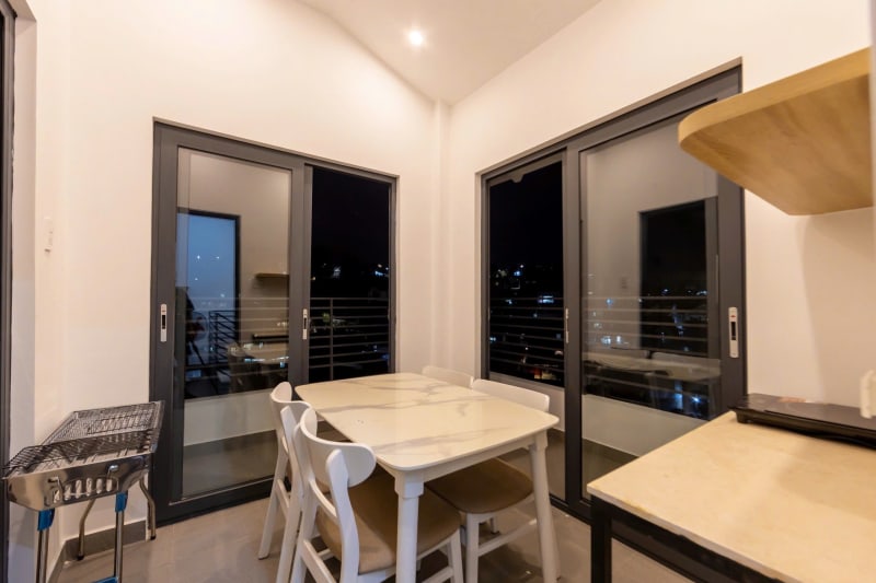 Villa hiện đại với bồn tắm săn mây hiện đại tiện nghi