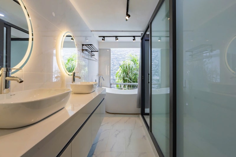 Villa hiện đại với bồn tắm săn mây hiện đại tiện nghi