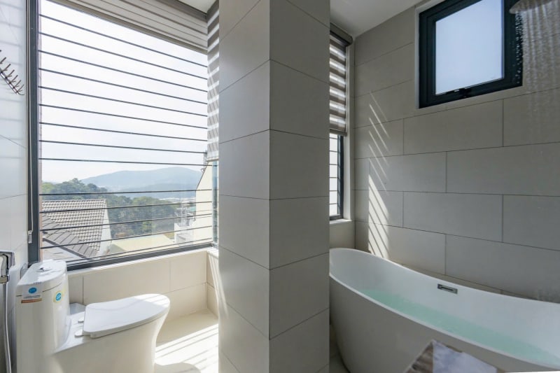Villa hiện đại với bồn tắm săn mây hiện đại tiện nghi