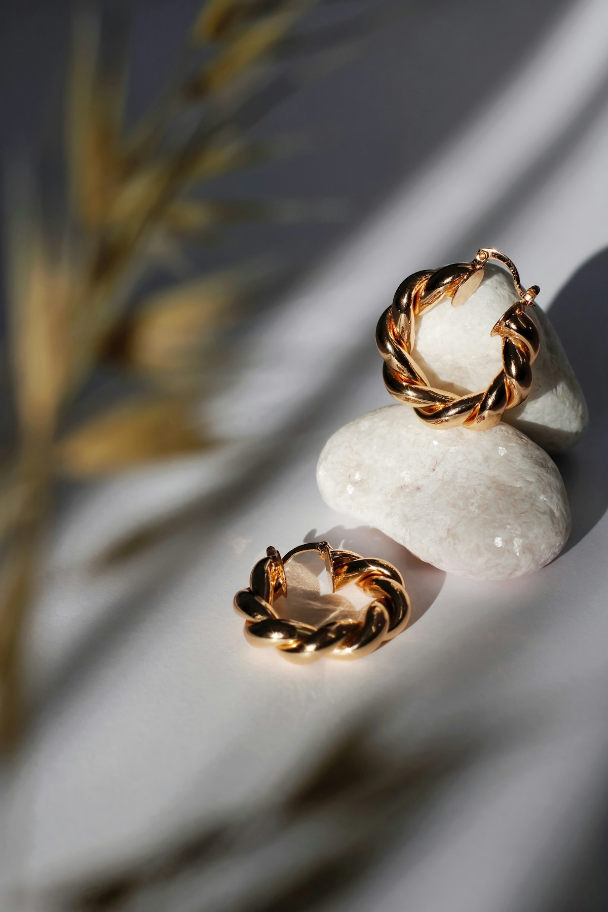 Altın kaplama küpe ve yüzük