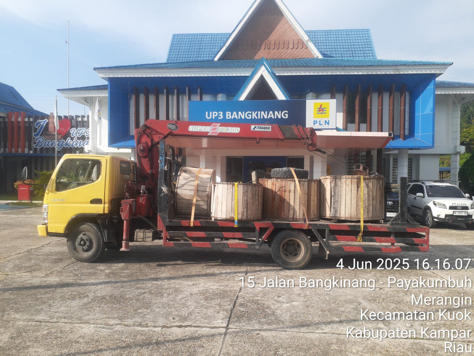 Pemasangan Tiang dan Gardu di UP3 rengat