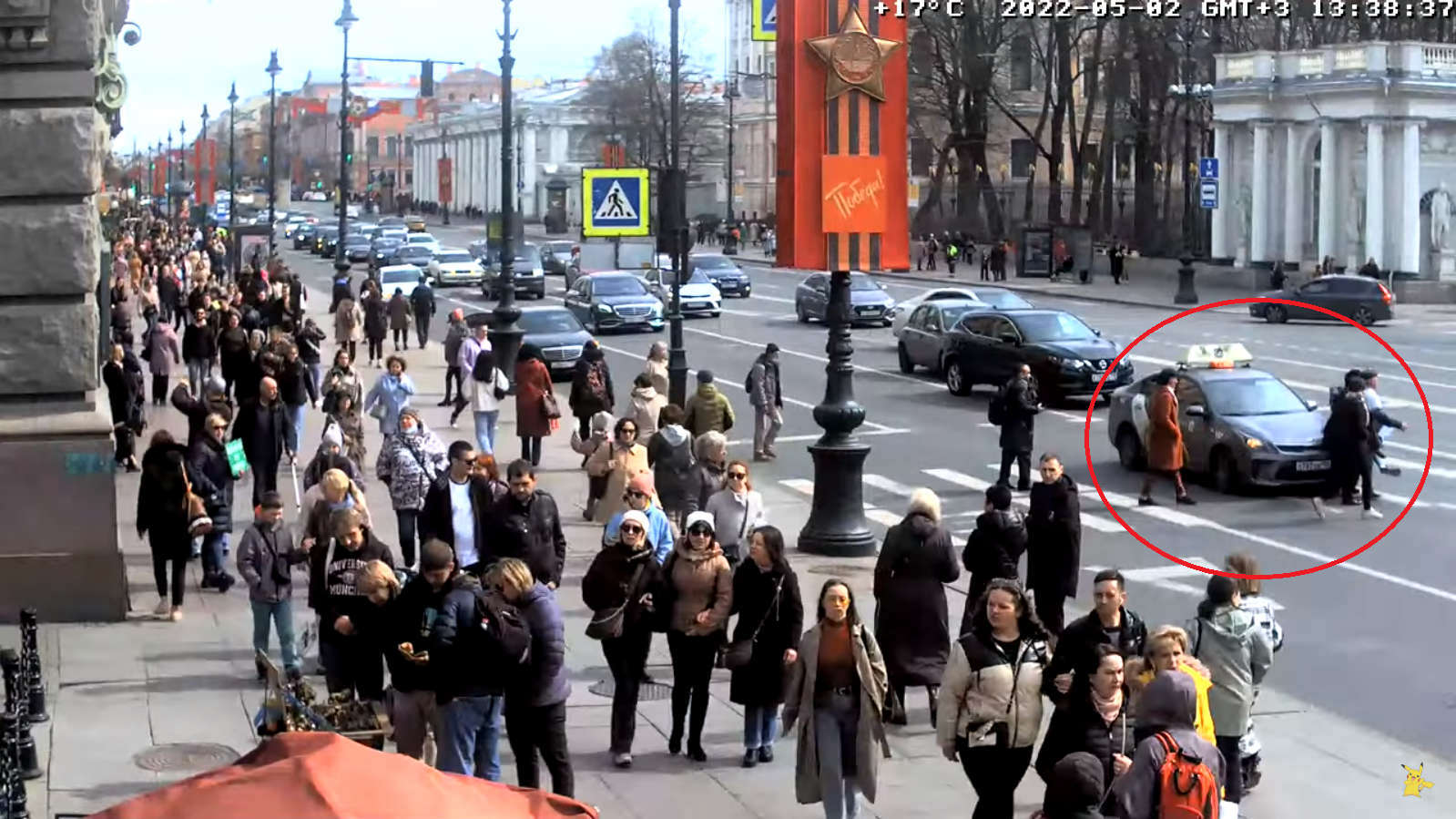 Пр много. Люди на улицах Санкт-Петербурга. Фотографии людей в Питере. Наезд на пешехода Невский проспект. Пешеходный переход люди переходят дорогу.