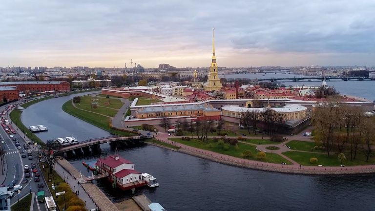 Петропавловская крепость в Санкт Петербурге с Невы