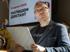 Один из создателей «Тотального диктанта» Илья Стахеев выступил в роли чтеца в психологической кофейне в Петербурге