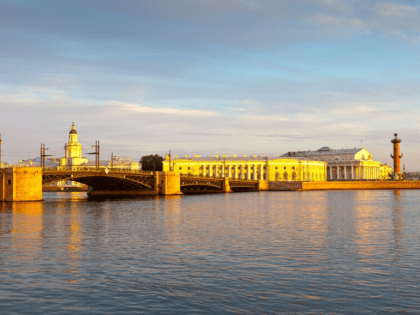 Свыше 100 школьников из Мариуполя приехали в Петербург на осенние каникулы