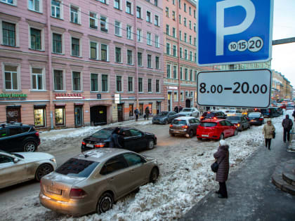 «В Москве с этой проблемой справляются»: Смольный попустительствует игнорирующим плату за парковку хитрецам