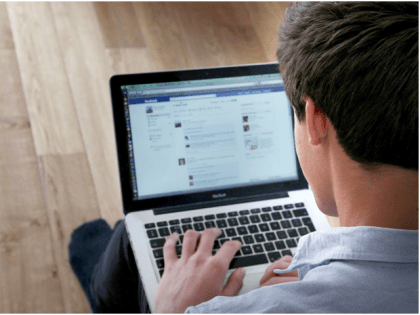Петербургских чиновников могут обязать отвечать на сообщения в соцсетях