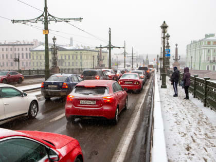 Восьмибалльные пробки сковали нечищеные дороги Петербурга вечером 28 февраля