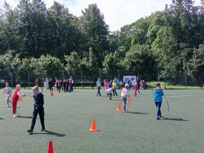 Единороссы Центрального района организовали физкультурный праздник для ребят из пришкольных лагерей