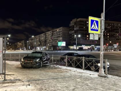 «Ниссан» снес ограждение на Бухарестской улице