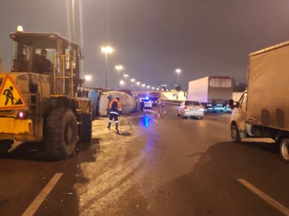 Водителя перевернувшейся на КАД бетономешалки госпитализировали. Последствия ДТП устраняют