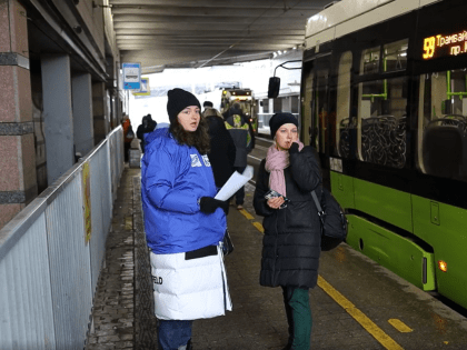 Волонтеры «Молодой Гвардии Единой России» помогли пассажирам сориентироваться в маршрутах транспорта после закрытия станции «Ладожская»