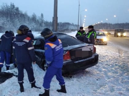 «Вольво» врезался в столб на Московском шоссе