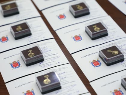 Анатолий Повелий вручил почетные знаки «За заботу о красоте города» сотрудникам садово-паркового хозяйства