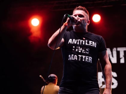 Мариинская больница опровергла факт избиения солиста «Включай микрофон» санитарами