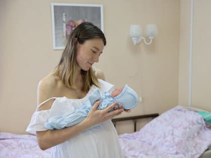 Выплаты и бесплатный проезд: названы меры поддержки семей с детьми в Петербурге