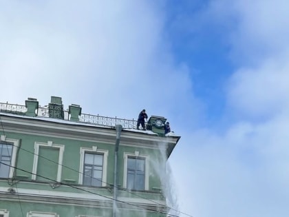 В Петроградском районе кровельщики очистили более 100 крыш жилых домов