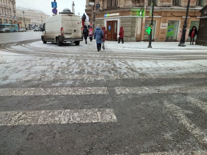 Петербург снова засыпает снегом, но дворников не видно