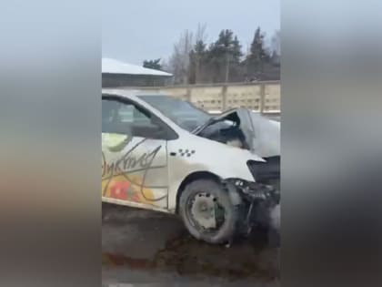 Таксист снес столб на Дороге жизни в Ржевке