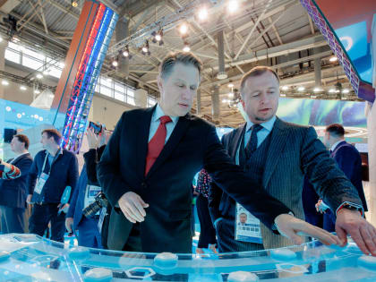 Михаил Мурашко посетил стенд Петербурга на выставке «Россия»