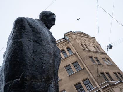 Памятник Александру Блоку открыли на улице Декабристов