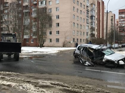 Внедорожник Suzuki попал в серьезное ДТП в Петергофе