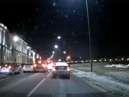 Водитель «Лады» устроил ДТП на Арсенальной набережной