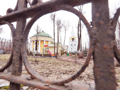 Топоним Троицкое поле появился от названия, расположенной рядом церкви