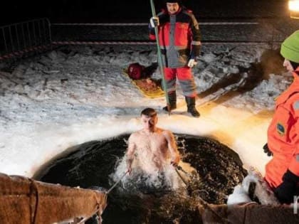 Врач объяснил, стоит ли окунаться в прорубь во время крещенских купаний