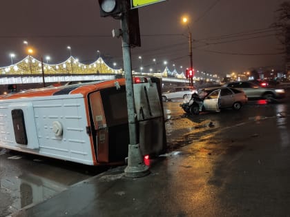 Машина — всмятку, автобус — на бок. У Володарского моста произошло нешуточное столкновение