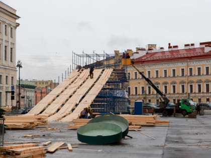 Рабочие разобрали на части горку на Дворцовой площади