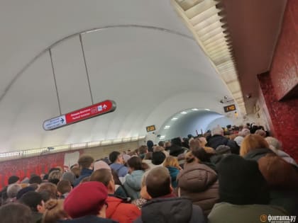 Яблоку негде упасть. Плотная толпа скопилась на станции метро «Маяковская» в Петербурге