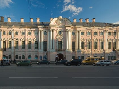 Гигантская очередь выстроилась перед Строгановским дворцом в день бесплатного посещения