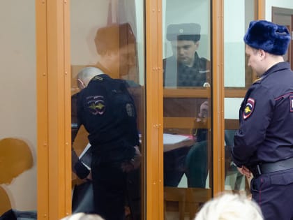 В Новокузнецке осуждённый на 15 лет мужчина напал на конвоира и сбежал из суда