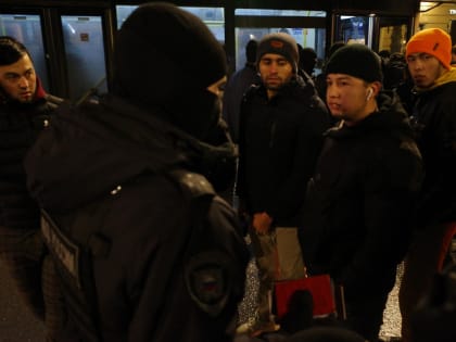 Стало известно, кого полиция после курантов грузила в автобусы в центре Петербурга. Счет идет на тысячи