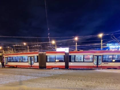 «День жестянщика» в Петербурге продолжился вечером. Сносит не только машины, но и вагоны