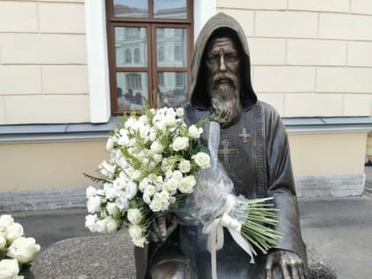 В Гостином дворе открыли памятник покровителю предпринимателей