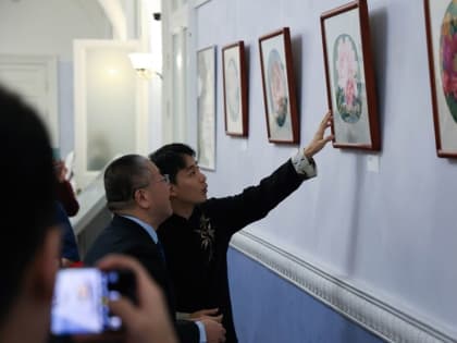 Генеральный консул КНР в Петербурге посетил открытие выставки на Васильевском острове