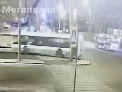 Рейсовый автобус переехал мужчину на пешеходном переходе. Момент ДТП попал на видео