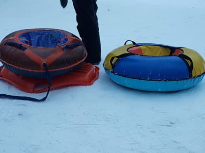 Жительница Петербурга попала в реанимацию после спуска с горки на «ватрушке»