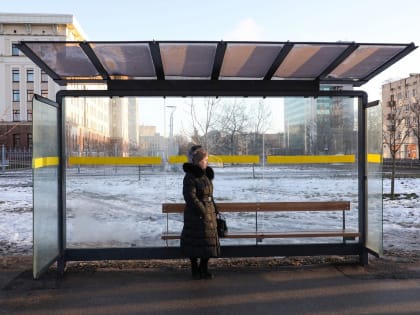 Деньги на ветер: в Смольном признали, что новые остановки не защищают от непогоды