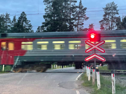 Сервисы стали предупреждать петербургских водителей о приближении к ж/д переездам