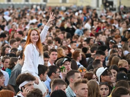 Дети каждого второго отца-медалиста из Петербурга заканчивают школу со знаком отличия
