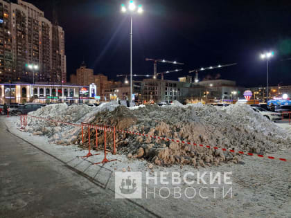 Гигантские грязные груды снега возле «Пионерской» возмутили петербуржцев