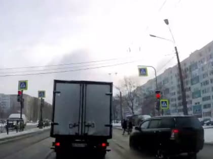 Лихач чуть не снес толпу пешеходов на Софийской улице