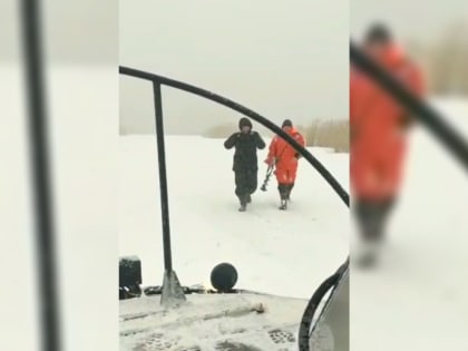 Спасатели сняли рыбака со льдины у Черной Лахты