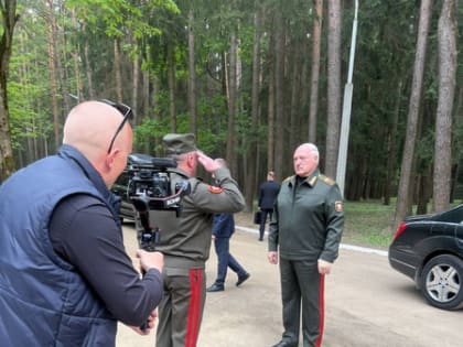 Лукашенко впервые за неделю показался на публике. На фото у президента Белоруссии перевязана рука