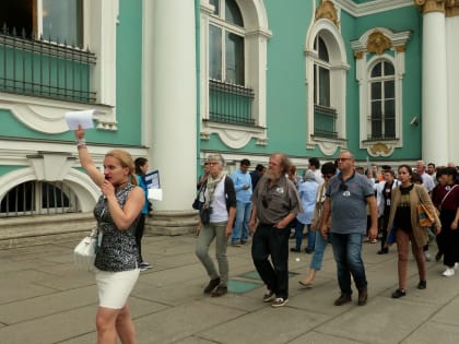 В Петербурге с 2023 года экскурсоводы и гиды должны получить аккредитацию для работы