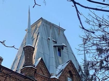 Фото: с дома Еремеевой в Петербурге исчез еще один шпиль